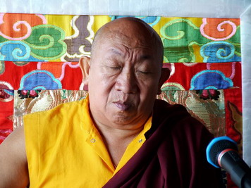 Rinpoche tokom mantra prakse sa učenicima iz 'Padmasane'