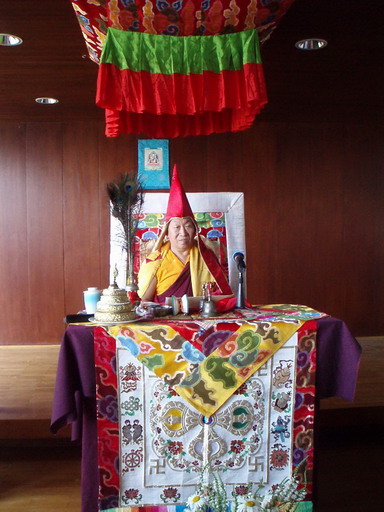Rinpoche na tronu prije završnog blagoslova učenicima